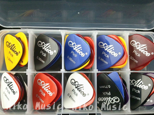 50 stk akustiske elektriske guitar picks plektre  + 1 plastic picks box case