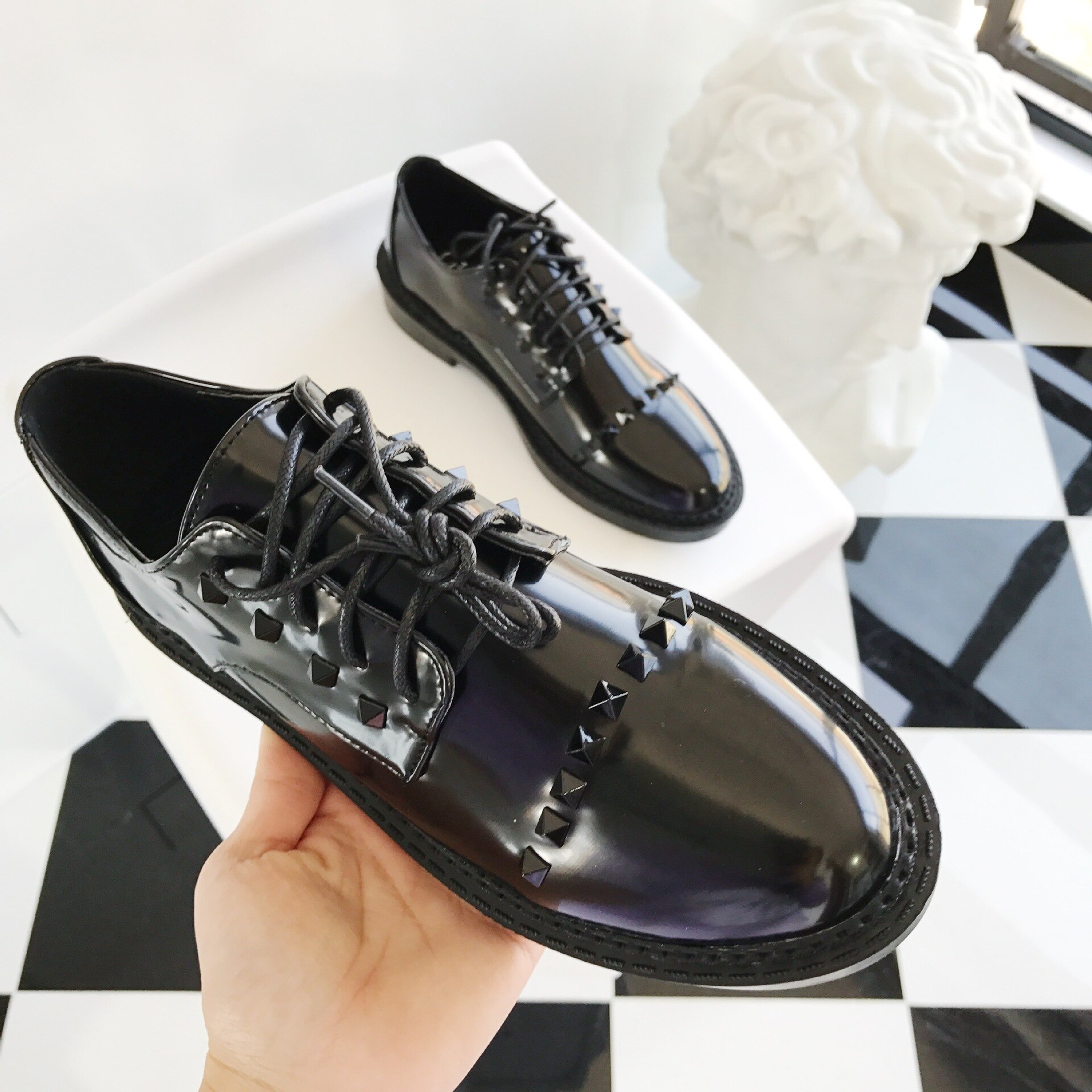 Zapatos clásicos con remaches de Preppy para mujer, calzado punk de cuero grueso, tacos de encaje con punta redonda británica, Oxford, planos de charol para mujer