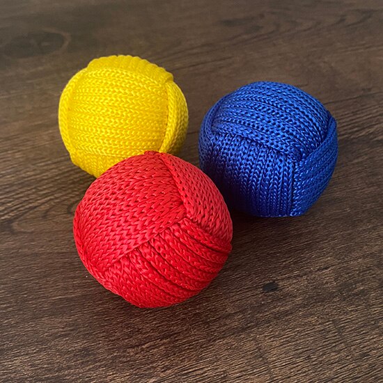2 stücke Affe Faust Hacken Tasse Kugeln (1 Regelmäßige und 1 Magnetische) magie Zubehör Bühne Magie Tricks Spielerei requisiten nah dran hoch Magia