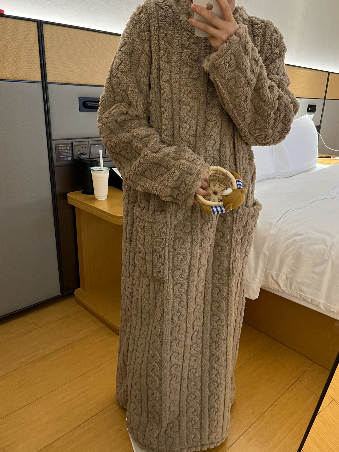 Bathrobe Woman Shower Autumn and Winter Thickened Coral Velvet Jacquard Sleeping Gown Long Section Solid Colour Warm Bath Robe: S / Brown