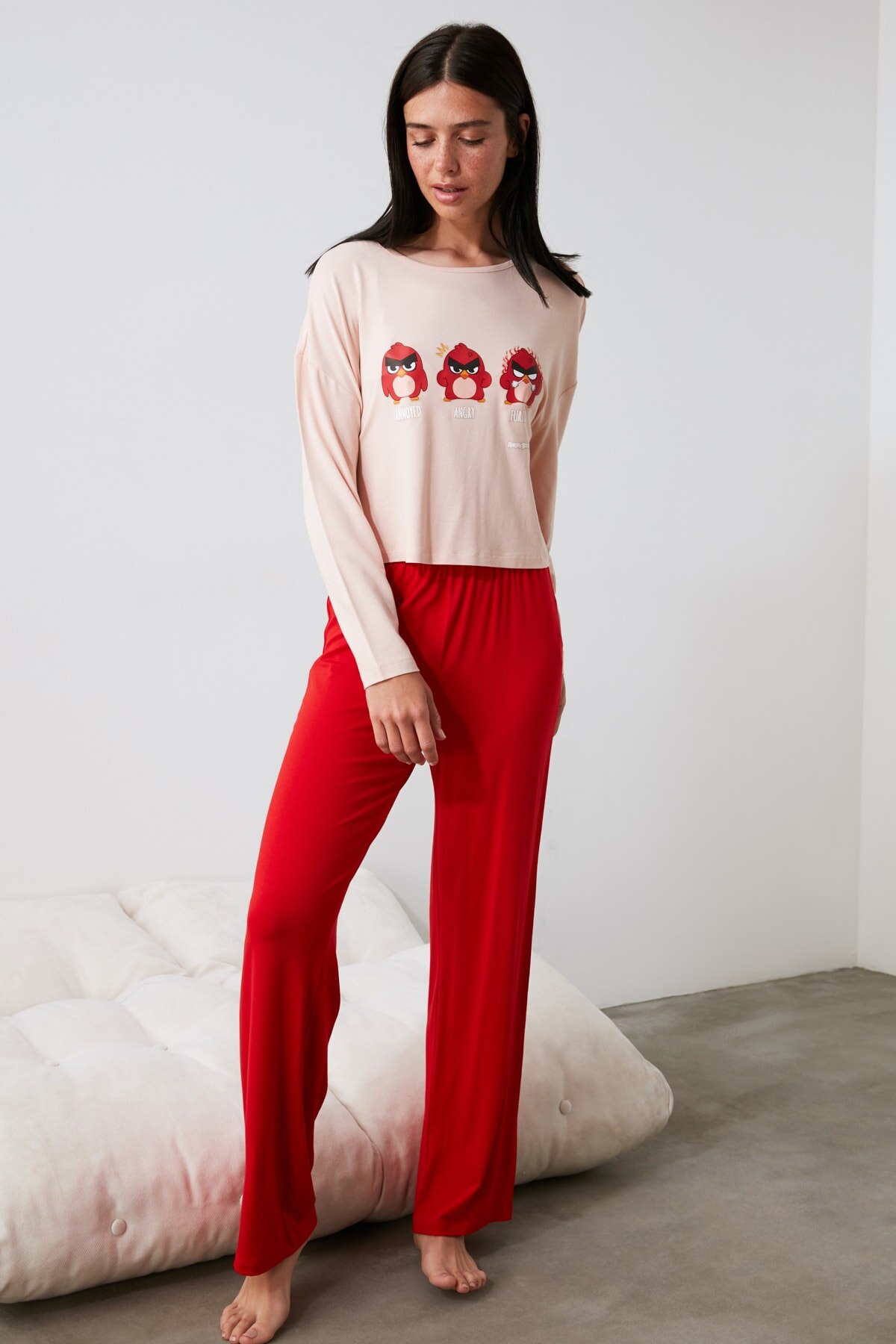 Conjunto de pijama de punto con estampado de Angry Birds de Trendyol THMAW21PT0227