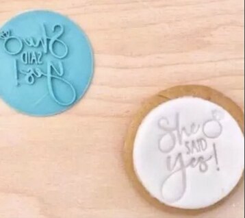 Taart Decoratie 2Inch Impression Fondant Cookie Stempel Embosser Plastic Cutter Cakevorm: she said yes