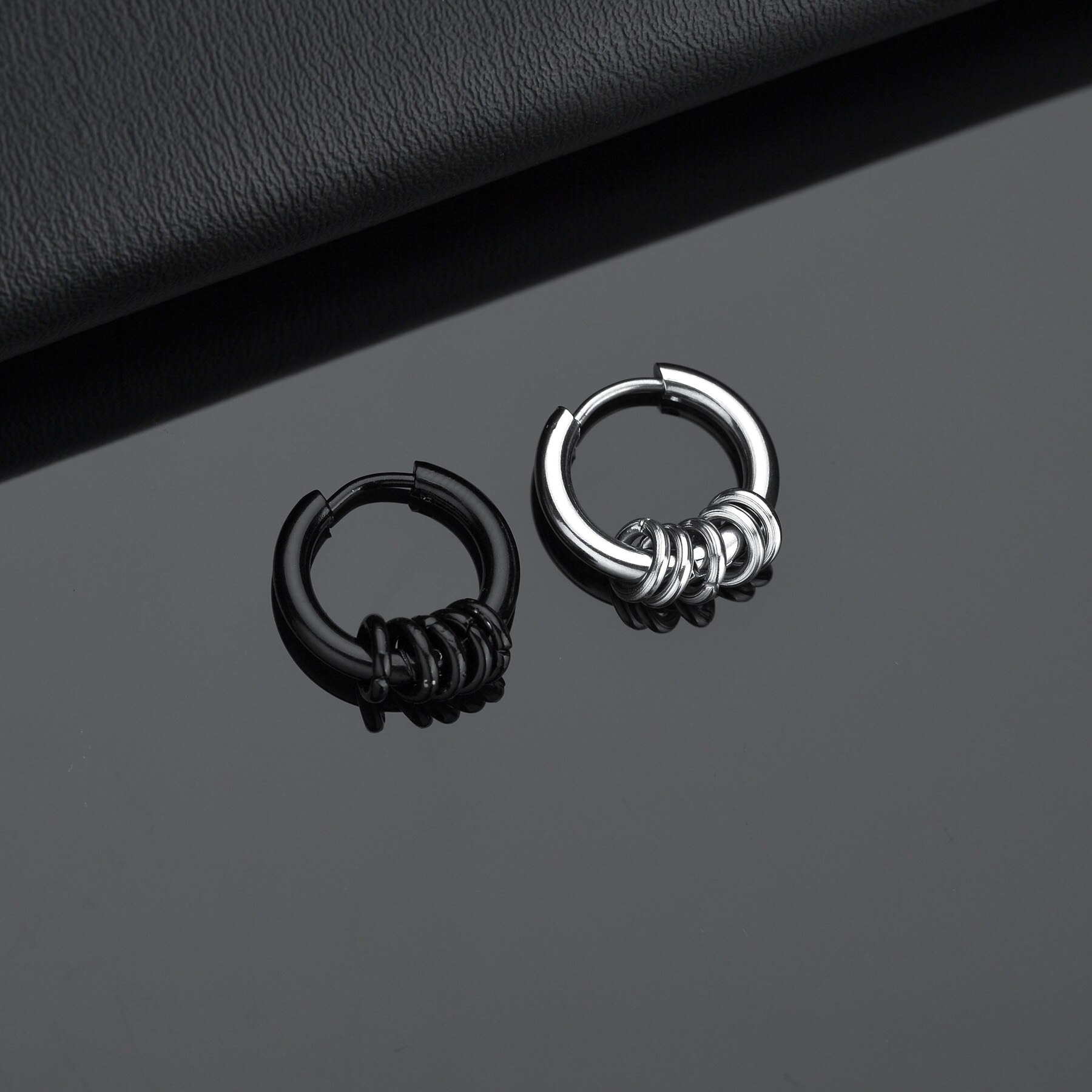Pendientes de aro de acero inoxidable para hombres y mujeres, círculo pequeño, Bola de Metal, hebilla de oreja antialérgica, joyería Rock Hip Hop, 1 par: Rojo / Rodio plateado