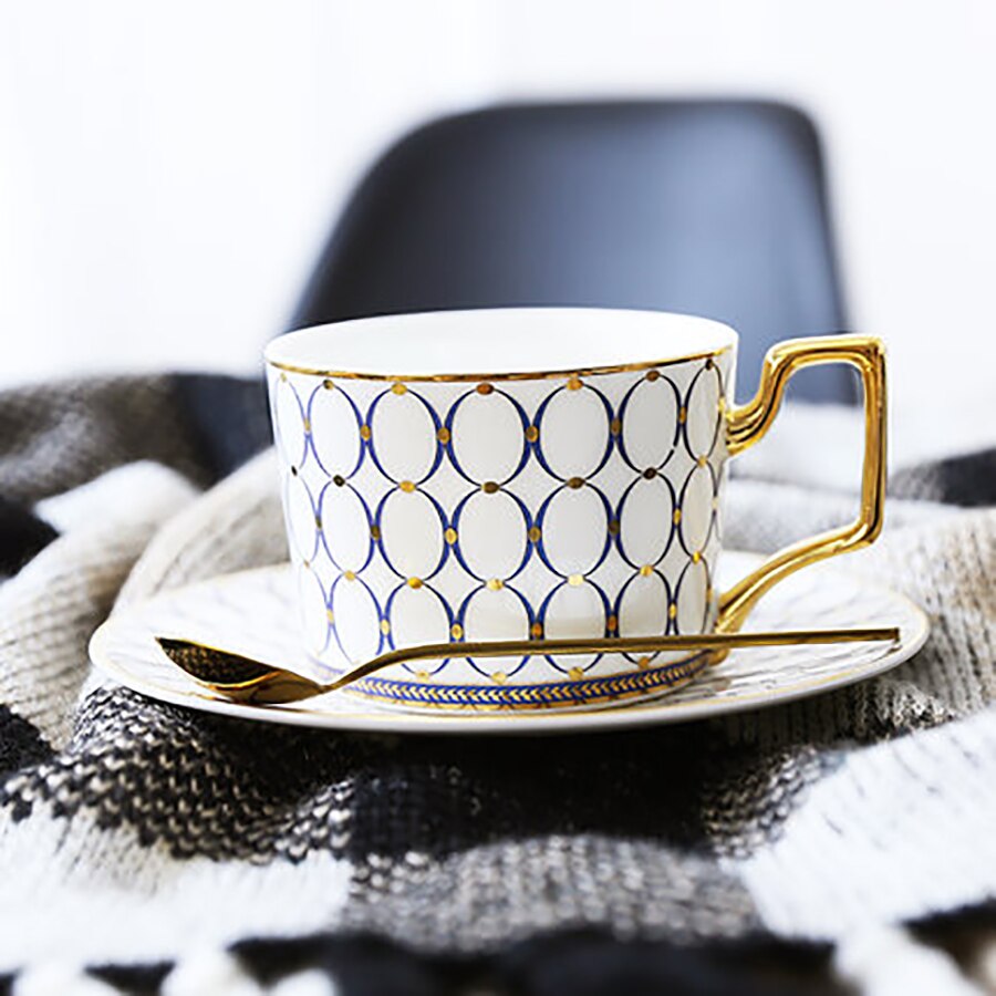 Tee Cup Vintage Ceramic Coffee Cup Reusable Espresso Cups Saucer Set High Tea Bone China Cup Tazzine Caffe Spoon Home LZI100