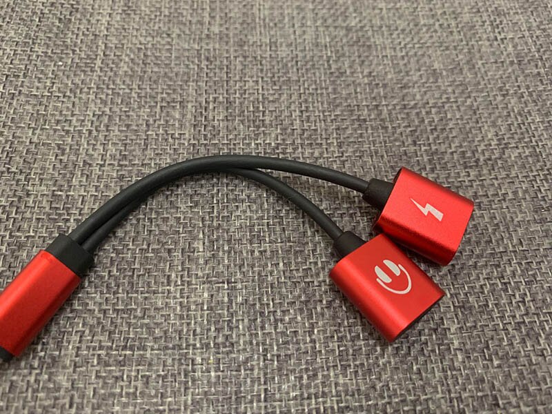 Dubbele verlichte hoofdtelefoonaansluiting en oplaadadapter donglekabel compatibel met iphone 11/11 pro/x/xr/xs/xsmax /8/7, ondersteunt alle ios: Rood