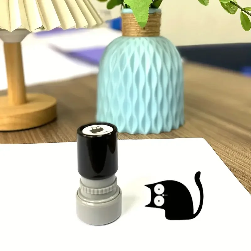 Cztery urocze znaczki z kreskówek, urocze znaczki z małym czarnym kotem, dekoracje z czarnym kotem z wygiętym szyją, artykuły papiernicze robić kolażu pamiętnika: Różowy