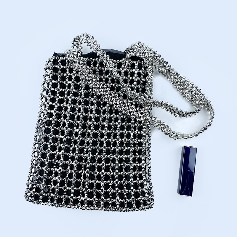 El bolso de perlas de cristal con cuentas de metal tejido a mano estilo resort ins de un solo hombro es más oscuro y más hermoso