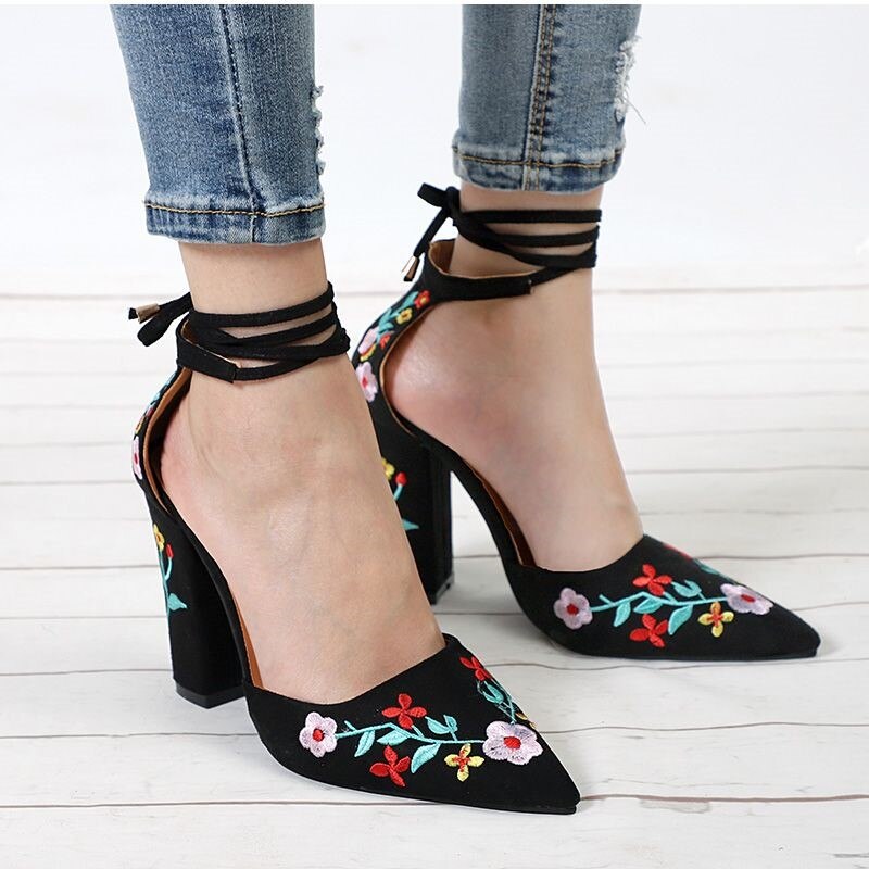 Sandales à talons hauts brodées de fleurs pour femmes, 10cm paires, à lacets, bout pointu, talon carré, chaussures de soirée, grande taille 43: Noir / 34