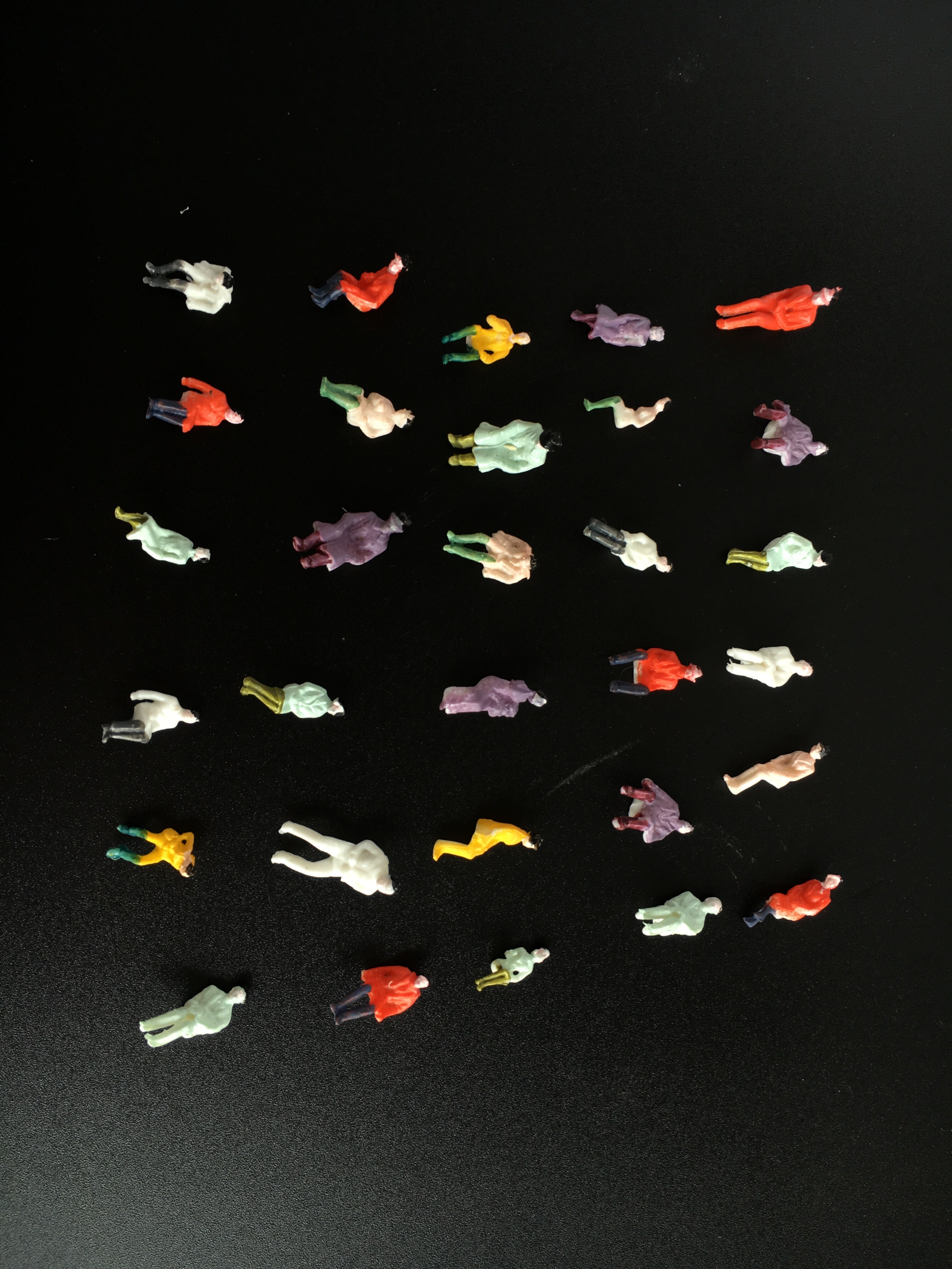 20 stk arkitektur 1:87 skala 1.3cm abs plast sittende fargefigurer til ho togoppsett