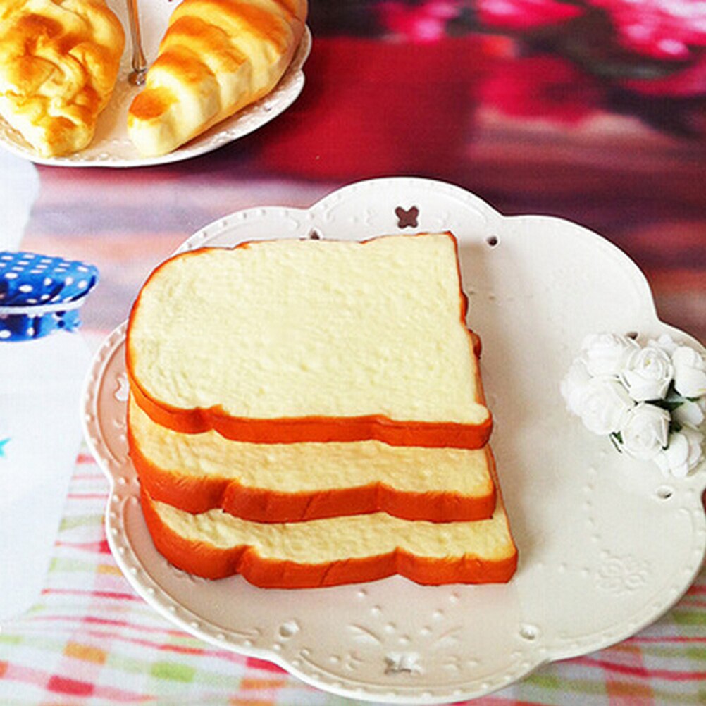 14Cm Jumbo Squishy Zachte Geur Gesneden Brood Toast Kids Speelgoed Hand Kussen Classic Kinderen Verjaardag Speelgoed 1Pc