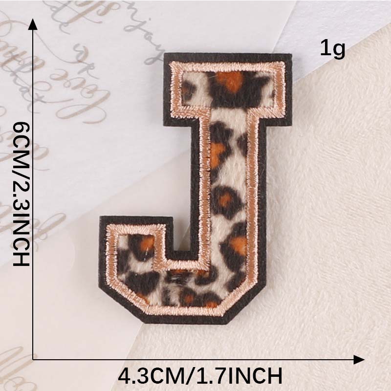 Parches de insignia de letras del alfabeto inglés A ~ Z, apliques bordados con estampado de leopardo, pegatinas para planchar para ropa, ropa con nombre DIY: Multicolor