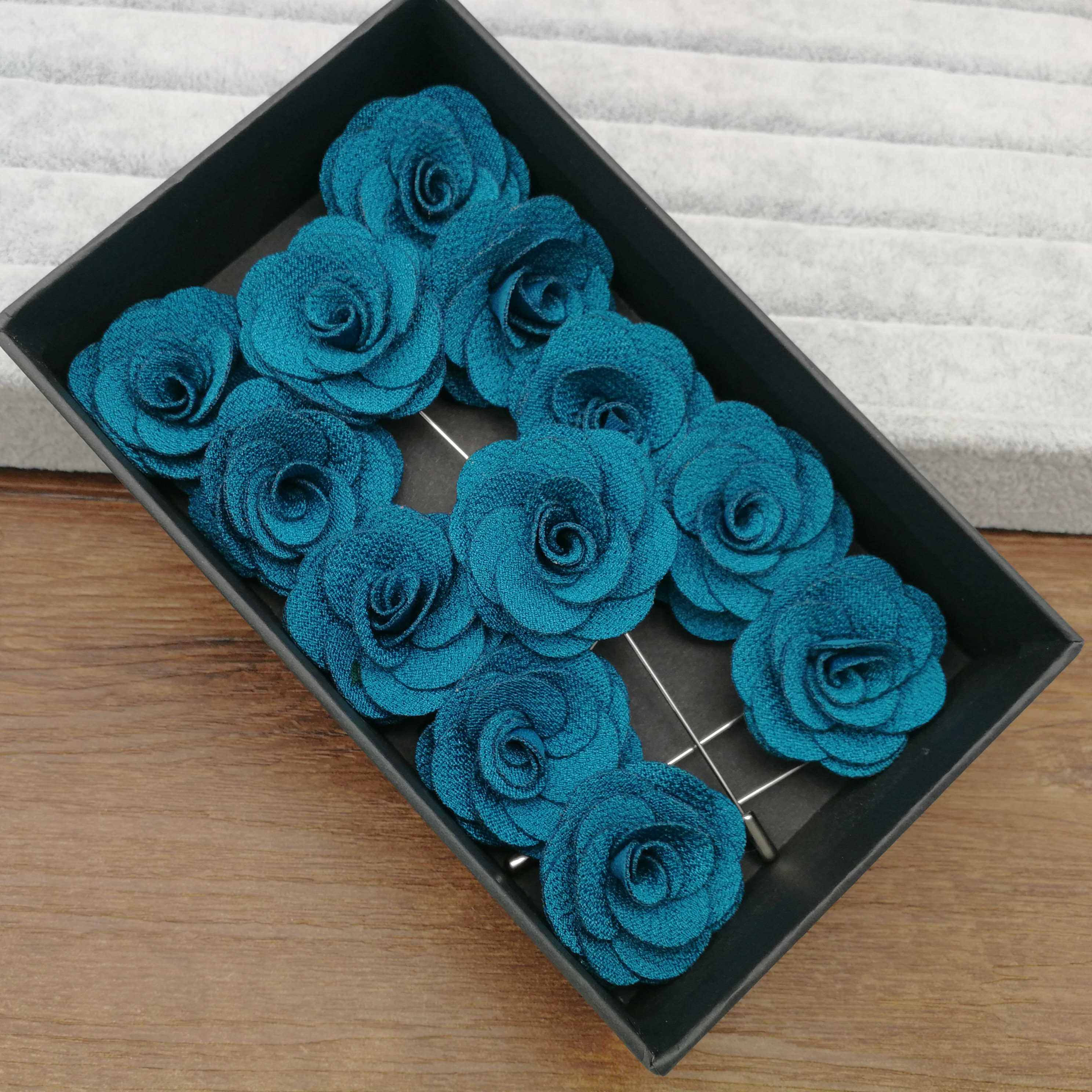 Broches à fleurs en tissu pour femmes, épingles de décoration pour costumes, épingles à revers pour hommes, accessoires pour costumes dans une boîte: Zinc blanc bleu plaqué