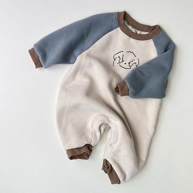 2022 , farblich abgestimmter herbst-Winter-Gesamt mit warmem tragegefühl für jungen und mädchen, mit verdeckten knöpfen und niedlichem Karikatur-aufbringen.