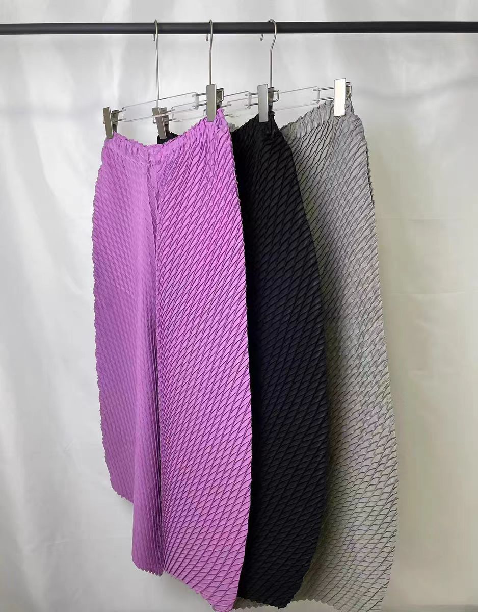 Miyake Pantalones plisados de color sólido 2025 Primavera y novedad de verano Pantalones sueltos casuales de gran tamaño para ir al trabajo