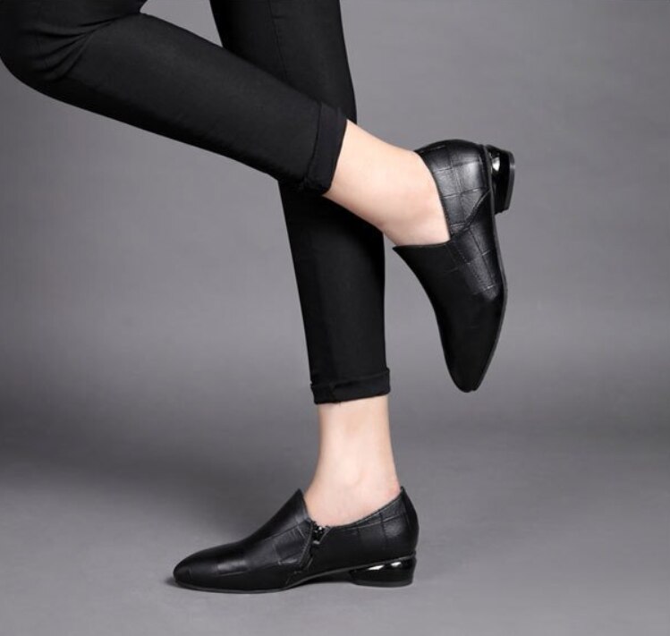 Våren kvinna spetsiga tå skor ledig slip on flats klassiska kvinnliga rutigt pu läder loafers dam skor