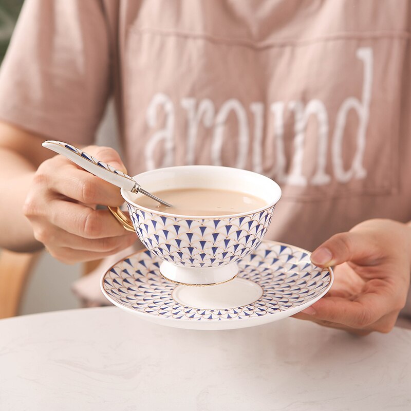 Licht luxe goud bone porslin koffiekoppen svart thee cup europeisk keramisk kopje kaffe platta eftermiddagste låda