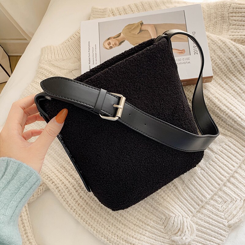 Niche Lamb Plush Handbags Autumn/winter All-match Ins Shoulder Underarm Bag Bucket Bag Tote Bag Width: 20cm