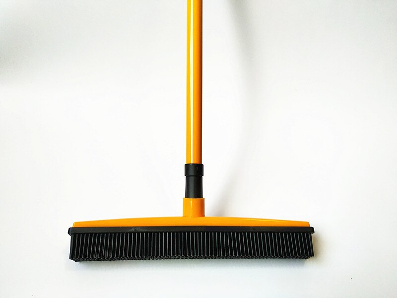 Escoba de goma para quitar pelusas y pelo de mascotas, herramienta de limpieza de suelo, mango de goma para mascotas con escurridor,: YELLOW