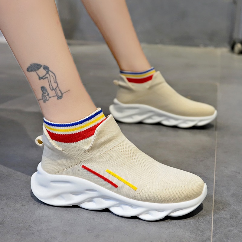Weweya beige slip-on joggesko kvinner høye sokker løpe sportssko pustende komfortable løpesko utendørs kvinnelige gåsko