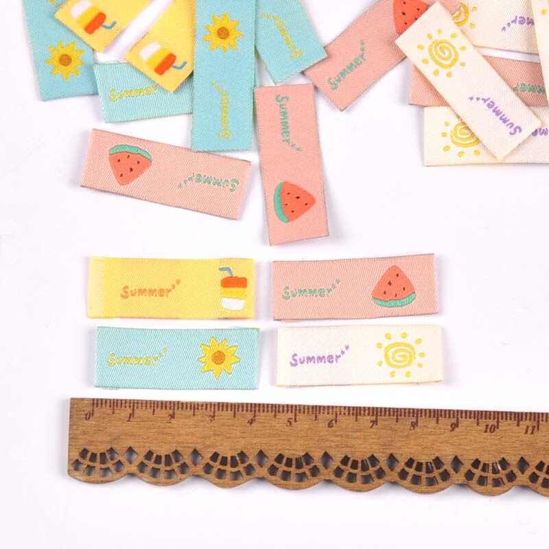 Étiquettes colorées de dessin animé mignon, 1.5x4cm, accessoires de couture pour vêtements faits à la main, étiquettes de sacs de soins pour enfants, artisanat de bricolage, 50 pièces