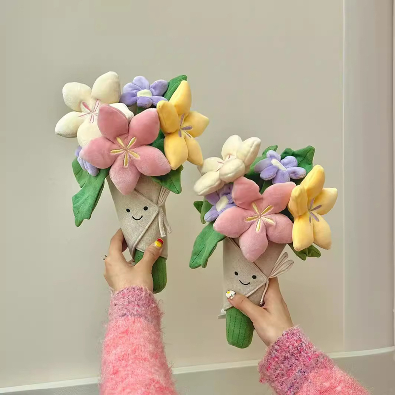 Interessante bouquet di peluche, tulipani, piante in vaso, bambole di peluche, bouquet adorabili e lenitivi e regali per il giorno della laurea per ragazze.