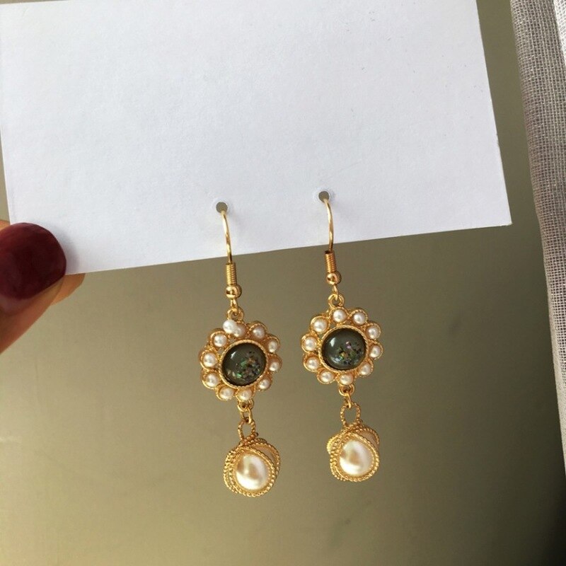 Tempérament gracieux dames accessoires Hong Kong Style Simple Imitation perle ronde boule pendentif pince boucles d'oreilles bijoux
