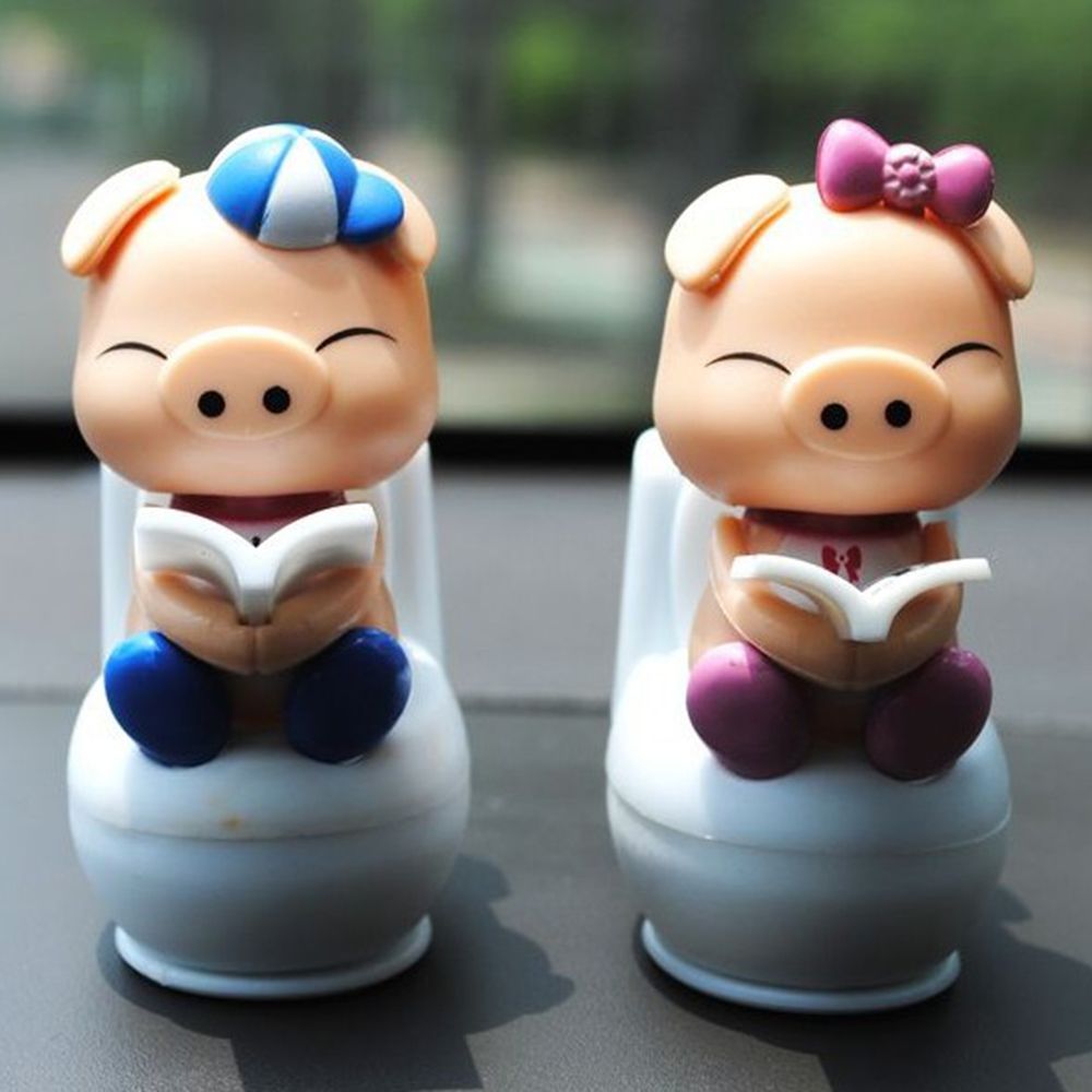 Leuke Solar Power Auto Ornament Piggy Zittend Op Toilet Flip Flap Thuis Kids Novelty ToyGeat voor Kantoor Decor Grappig