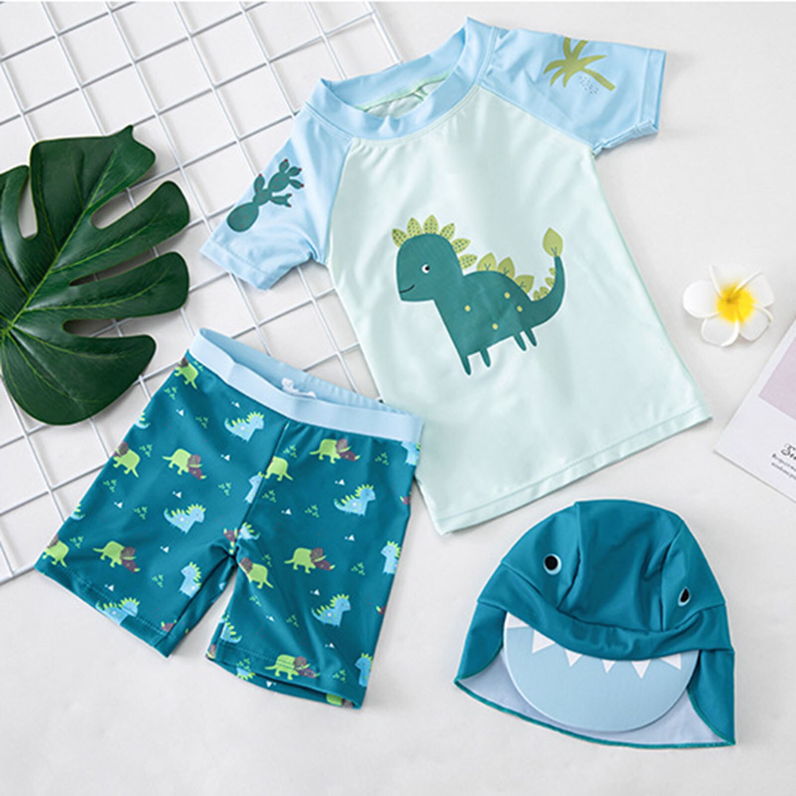 Novedad de verano estilo de bebé ropa de niños con caricaturas dinosaurio Camisa + Pantalones cortos + sombrero traje de baño conjunto de Купальник Детский