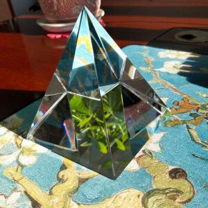 80Mm Glas Transparant Regenboog Polyhedral Piramide Prisma Kristallen Glas Piramide Optische Piramide Crystal Rainbow Piramide