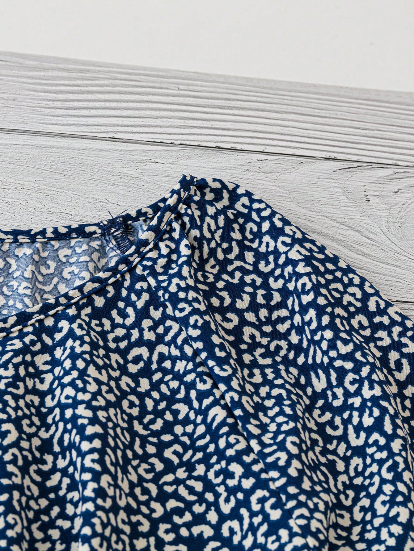 Tissu en polyester doux pour femme, haut d'été décontracté, lavage en machine, impression aléatoire vibrante, grande taille, légèrement commandé