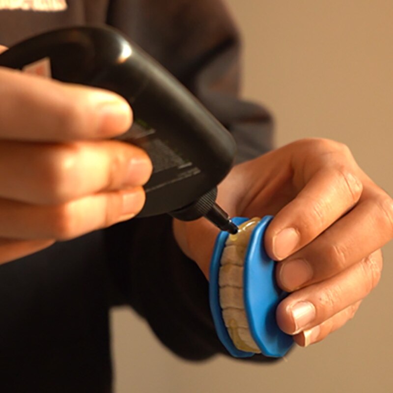 Bicycle Roller Chain Oiler Lubricating Cycling Gear Roller Cleaner Lubricant W/Magnet Bicycle Chain Repair Tools Bike Accessory