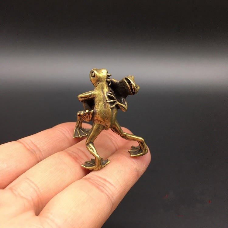 Collectable Chinese Brass Carved Animal Wrestling Frogs Exquisite Small Statues