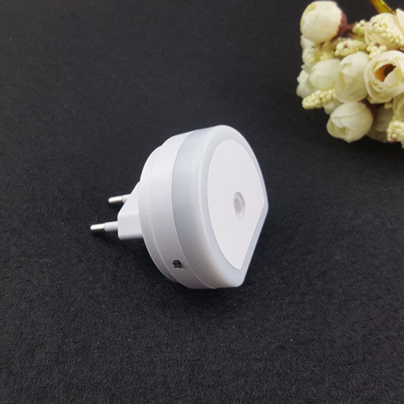 Led-nachtnieuwigheidsspeelgoed met dubbele usb-wandlader, schemer-tot-dageraadsensor, lichtgevend speelgoed
