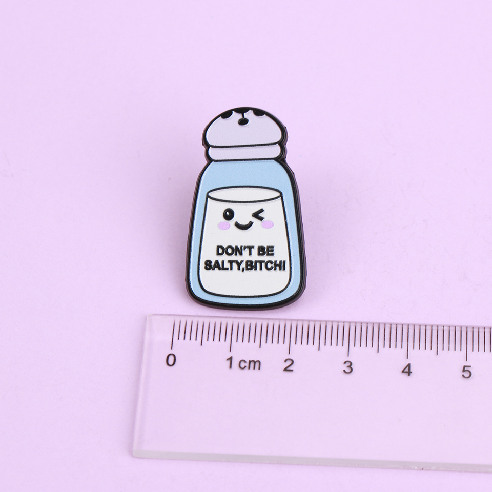 Cartoon Zout Shaker met Letters ZAL NIET Emaille Metalen Grappige Reversspeldjes Broches Badges Rugzak Accessoires