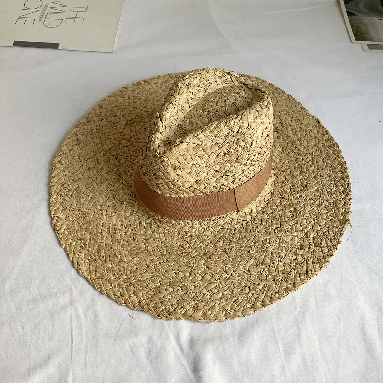 Chapéu de palha raffite de jazz de aba grande feminino inglês retro versátil praia protetor solar chapéu hepburn estilo senhora francesa: Vermelho