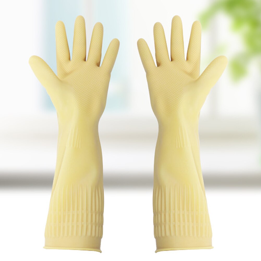 Zwarte plastic fles en roze rubberen handschoenen voor het reinigen