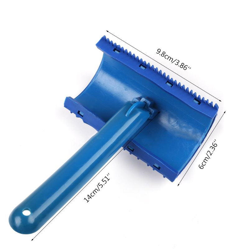 Een Vrouwelijke Hand Verft Een Houten Muur Blauw Met Een Verfroller. De Houtnerf Wordt Geverfd