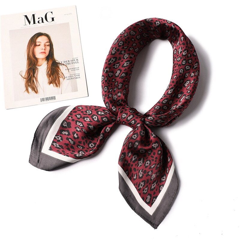 Leopard print tørklæde silke satin hår tørklæde for kvinder små bandana hoved taske tørklæder 70cm firkantet hals tørklæder til damer: Vin