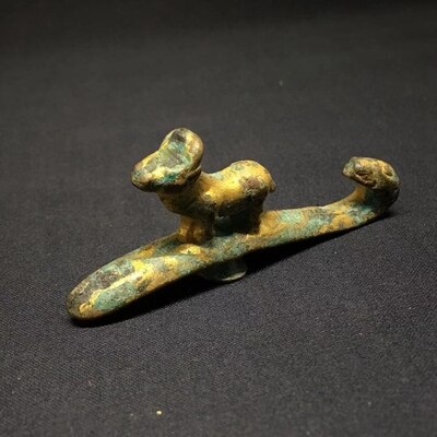 Antieke Bronzen Ornamenten (Gouden Haak, Jade Riem)