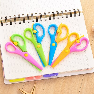 1 ud. De tijeras de seguridad de plástico de cabeza redonda de 137mm para niños, herramienta de corte de papel DIY para niños, para guardería suministros escolares, para chico: Random Color
