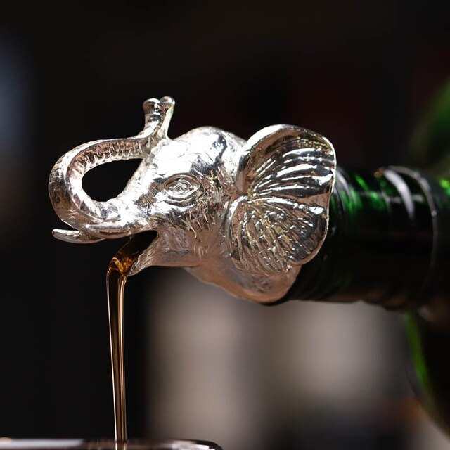 1PC Bar decoration accessories nightclub bar counter accessories red wine pourer zinc alloy rhino lion head wine stopper: Elephant   silver
