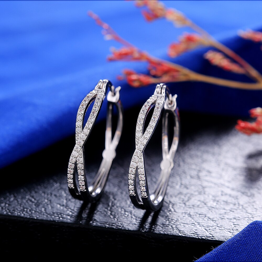 Huitan veelzijdige stijl grote hoepeloorbellen eenvoudige stijlvolle vrouwelijke accessoires voor een feestje verjaardag meisje tijdloze trendy sieraden: Verzilverd