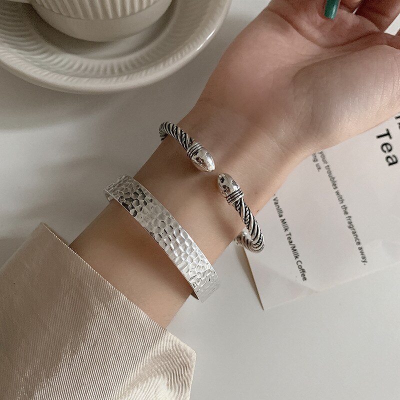 QMCOCO 925 Silber Paare Armbinde Persönlichkeit modisch Elegante Jahrgang Einfache Twist Glänzend Schmuck Zubehör Für Frau