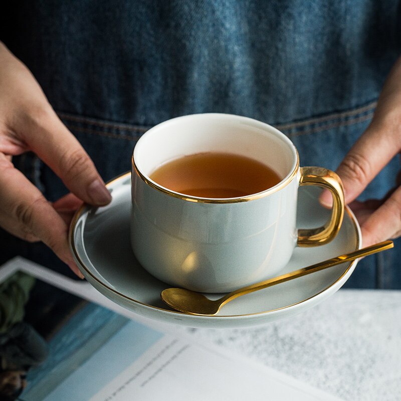 Xícara de café, copo de café europeu, xícara de chá, xícara de água. Copo de café cerâmico, prato, colher, um conjunto.