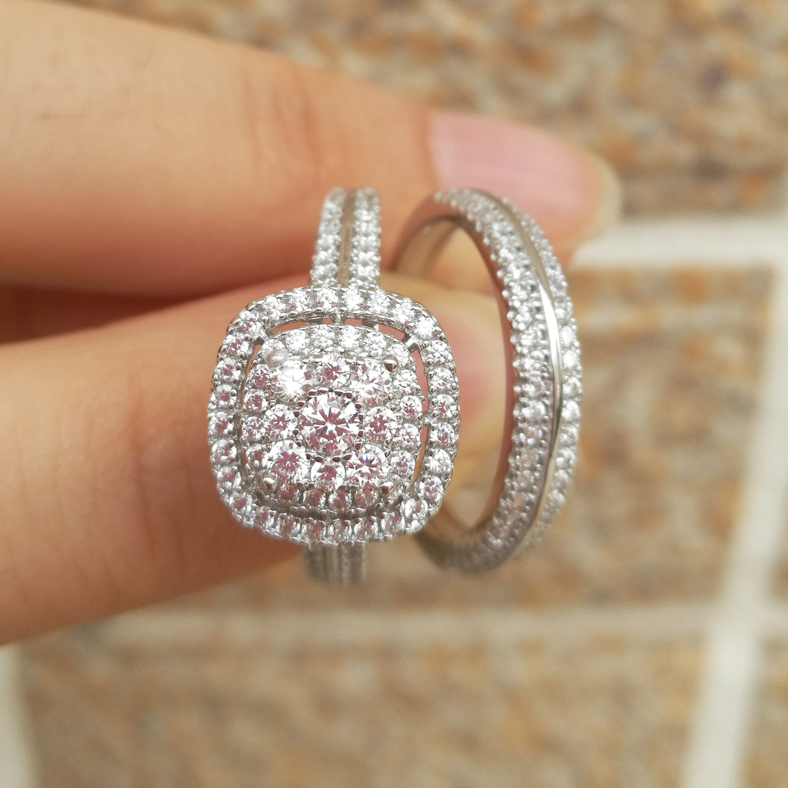 Newshe 2 Stücke Eheringe für Frauen Solide 925 Sterling Silber Verlobungsring Braut Set 1,6 Karat Halo Rundschliff AAAAA Zirkon