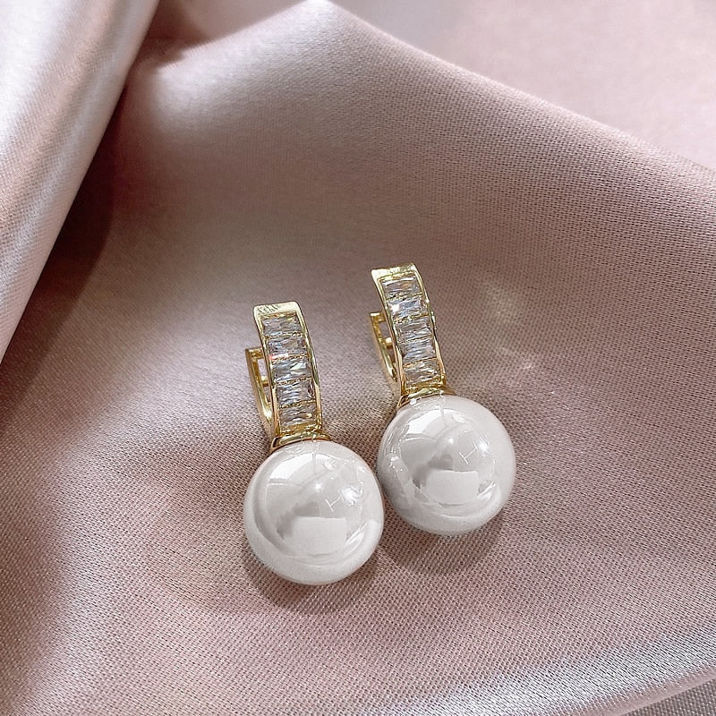 Huitan-pendientes de perlas de imitación de flores para mujer, aretes de lujo con incrustaciones de piedra CZ brillante, joyería de boda, lotes al por mayor: Plata antigua plateada
