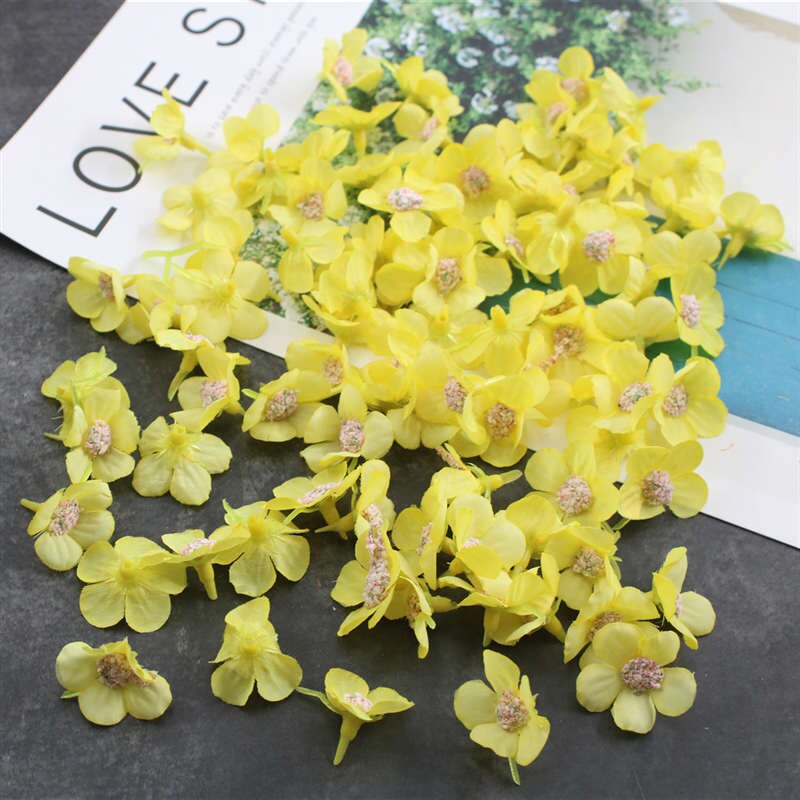 50 stuks 2cm veelkleurige madeliefjeshoofdjes mini zijden kunstbloemen voor kransen, scrapbooks, decoratie voor thuis en bruiloften: Geel