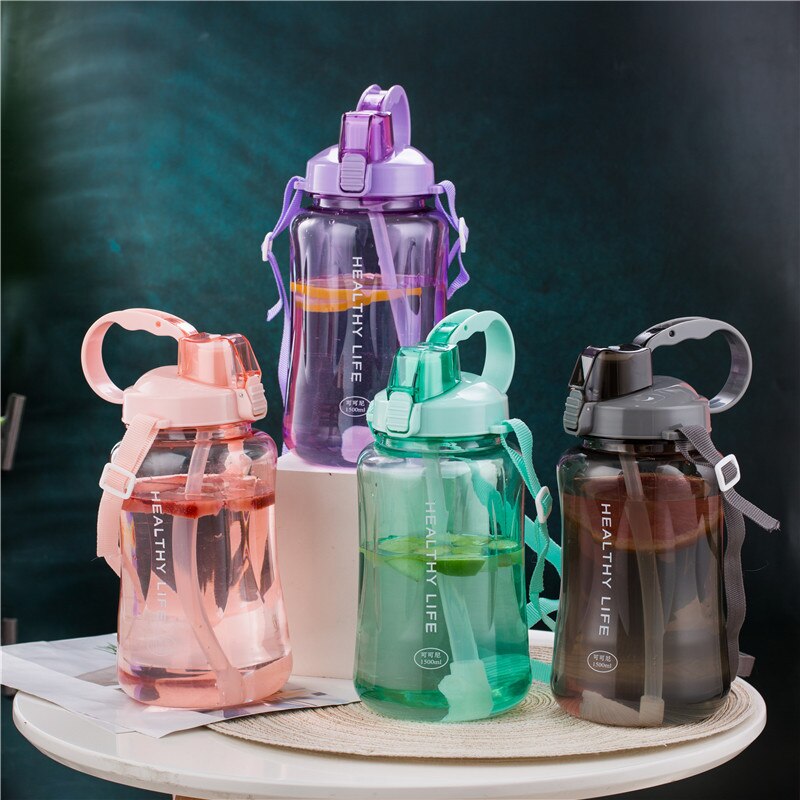 1.5l grandes bouteilles d'eau potable en plastique transparent de grande capacité pour le tourisme de fitness en salle de sport bouteille de sport sans bpa avec paille