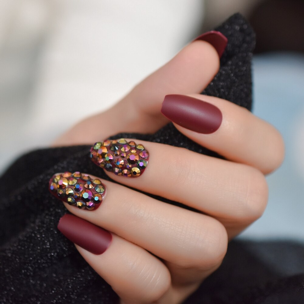 Rhinestone Matte Doodskist Korte Nagels Maroon Rood Kleurrijke Edelsteen Handgemaakte Nep Nagels Frosted Party Lady Nagels