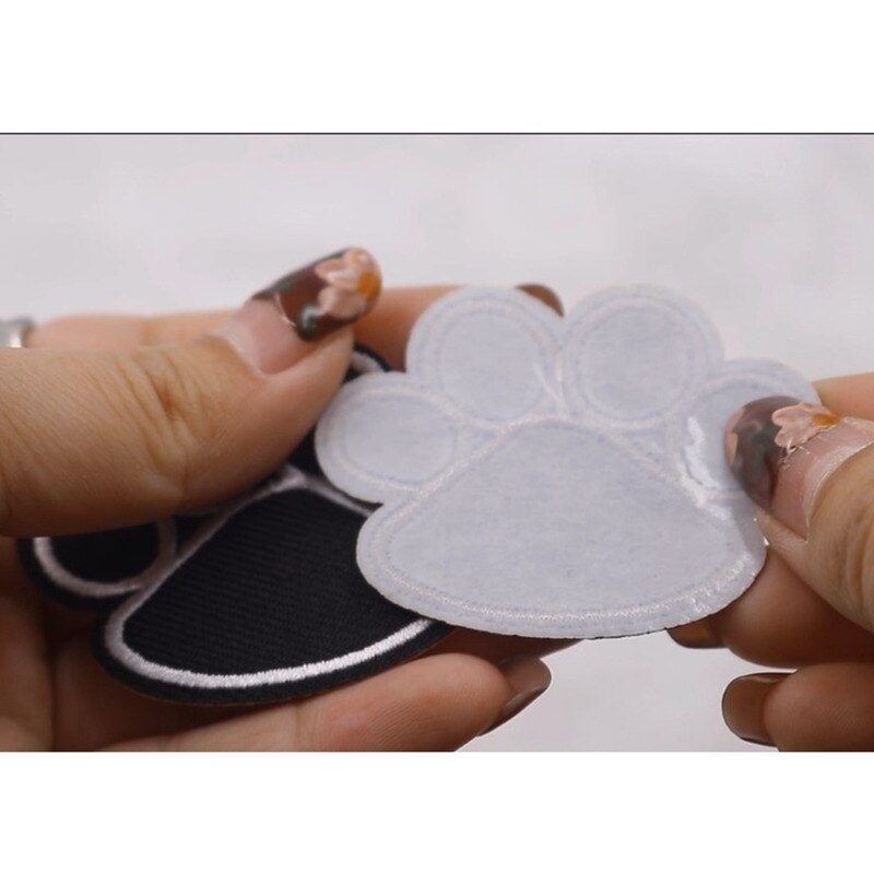 Sort hund poteprint form broderi strygning patches klistermærke omkring 5.1 x 4.2cm til diy tøj dekoration patch reparation -1pc